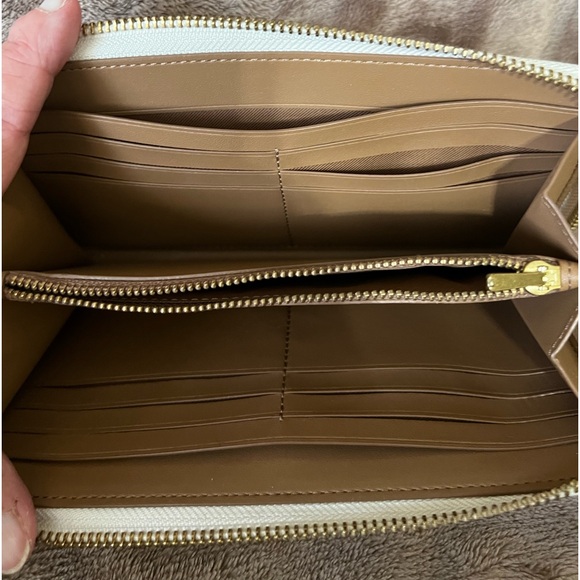 Coach floral print accordion zip wallet. New,never used with tags unattached - Picture 4 of 6